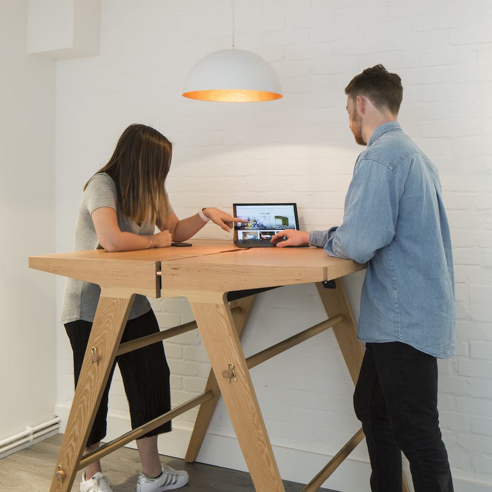 Two workers collaborating at a Mutu 1100 desk
